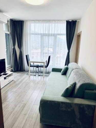 Mountain View Magenta White apartment