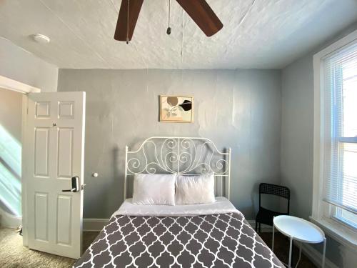 Postel nebo postele na pokoji v ubytování Clover 2900 - Apartment and Rooms with Private Bathroom near Washington Ave South Philly