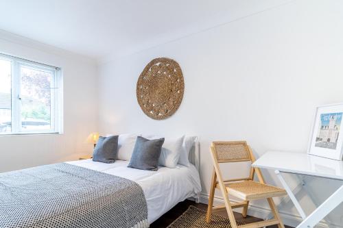 Ένα ή περισσότερα κρεβάτια σε δωμάτιο στο Spacious 6-Bed House in Cambridge, Free Parking