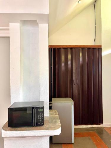 a microwave sitting on top of a counter in a kitchen at La Puerta del Sol in Coco