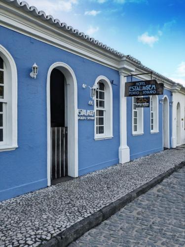 a blue building with a sign on the side of it at Hotel Estalagem Porto Seguro in Porto Seguro