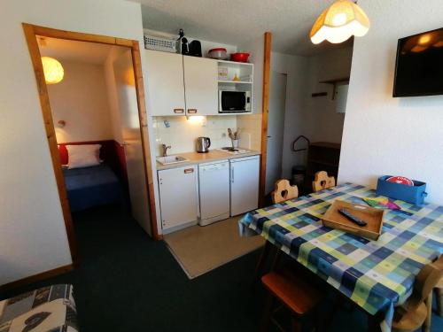 une petite pièce avec une table et une cuisine dans l'établissement Résidence Le Chanteloup - 2 Pièces pour 4 Personnes 104, à Aime La Plagne