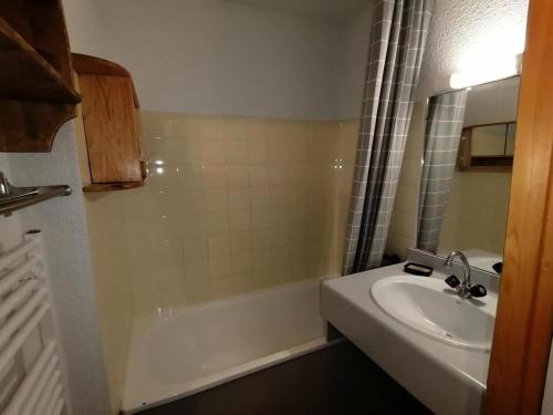 une salle de bain avec un lavabo et une baignoire dans l'établissement Résidence Le Chanteloup - 2 Pièces pour 4 Personnes 104, à Aime La Plagne