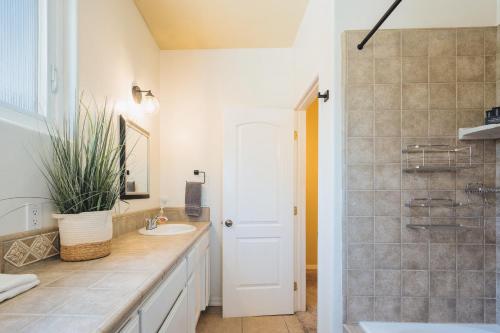 Ένα μπάνιο στο Lavender & Vine - Downtown Retreat with Hot Tub and Fire Pit!