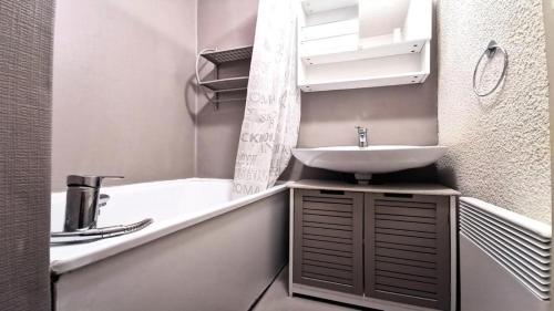 une salle de bain avec un lavabo et une baignoire dans l'établissement Résidence Les Ecrins - ECRINS211 - APPARTEMENT 4 PERSONNES, SECTEUR 1700M AVEC BALCON MAE-7341, à Les Prés