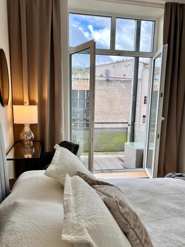 a bedroom with a bed and a large window at ZUHAUSE AM MEER mit Sonnenbalkon in Strand- und Altstadtnähe in Warnemünde
