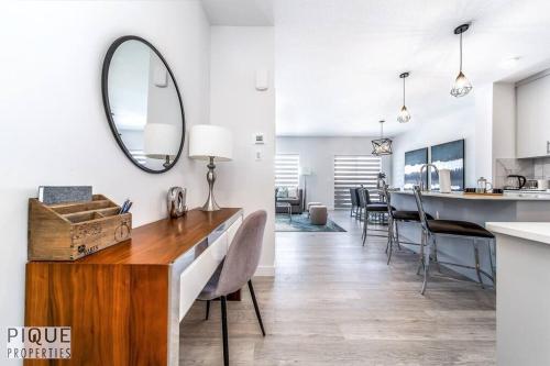 Φωτογραφία από το άλμπουμ του Modern Executive Home-Sleeps12-KingBeds-FullHouse στο Έντμοντον