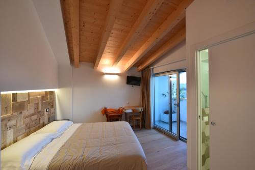 een slaapkamer met een groot bed en een tafel bij OrtoPì Country Canapa House in Porto Recanati