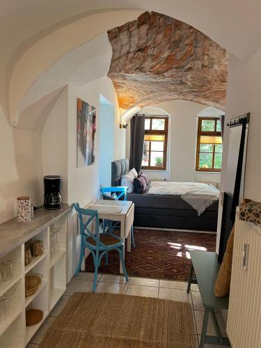 a bedroom with a bed and a table in a room at Appartement 5 Predigergasse in Bautzen