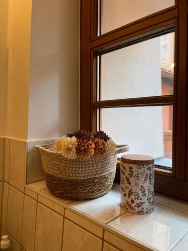 a basket sitting on a counter next to a window at Appartement 5 Predigergasse in Bautzen