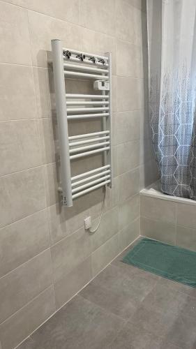 La salle de bains est pourvue d'une douche et d'une serviette. dans l'établissement Maison T3 dans un village calme, à Saint-Mitre-les-Remparts