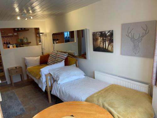 En eller flere senge i et værelse på Hideaway@no3