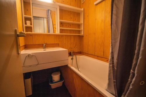 une salle de bain avec un lavabo et une baignoire dans l'établissement Résidence Mucillon G - MUCILLON 5 MAE-3761, à Valmorel