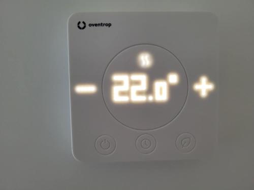 an image of an alarm clock on a cell phone at Apartament OneStreet in Katowice