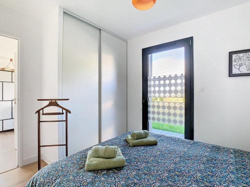 une chambre avec un lit avec deux oreillers dessus dans l'établissement Maison La Caravelle à Crozon, à Crozon