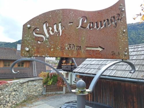 a metal sign for a ski lodge on a balcony at Appartement Bergliebe in Mauterndorf