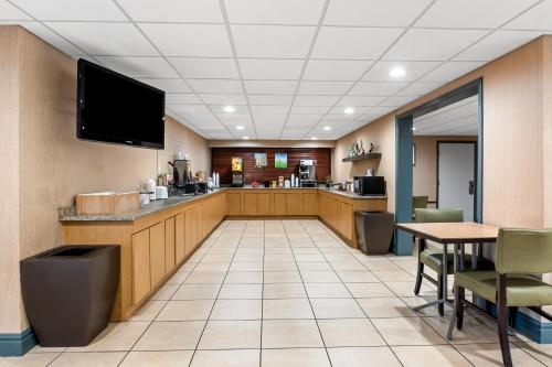a restaurant with a bar and a tv on the wall at Quality Inn Slidell I-10 in Slidell
