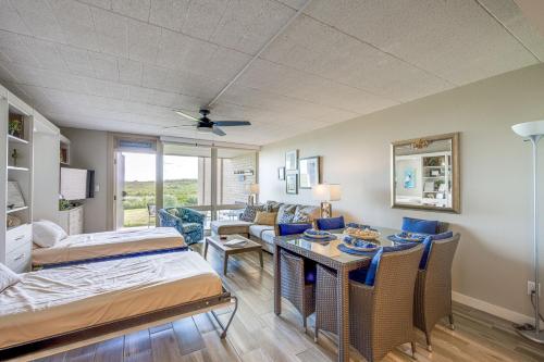 un salon avec un canapé et une table dans l'établissement Steps to Beach and Boardwalk Condo in Port Aransas!, à Port Aransas