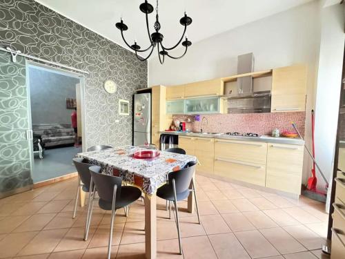 Kuchyňa alebo kuchynka v ubytovaní Casa SeVeARa tra mare e centro