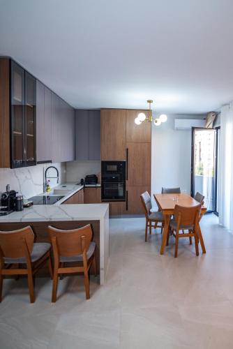O bucătărie sau chicinetă la Cali Apt