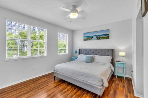 Un dormitorio con una cama y un ventilador de techo. en Fantastic Townhouse Beach Access Resort Amenities!, en Hallandale Beach
