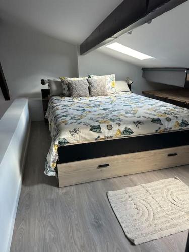 - une chambre avec un lit doté d'un cadre de lit en bois dans l'établissement Premium House en Hypercentre - Parking inclus et à 7 mins RER A, à Saint-Germain-en-Laye