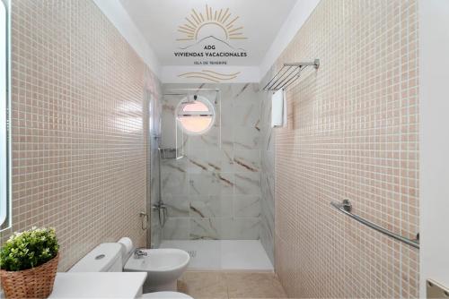 Un baño con ducha, inodoro y lavabo. en Apartamento Oasis Tropical, en Candelaria