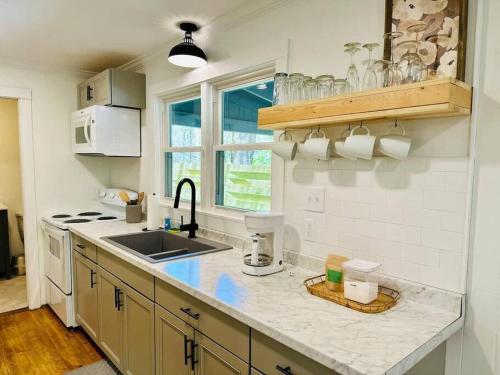 Η κουζίνα ή μικρή κουζίνα στο Cozy Cabin - Convenient in the High Country