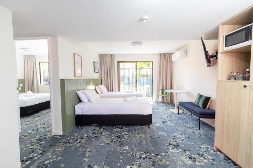 Postel nebo postele na pokoji v ubytování Currimundi Hotel