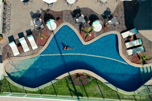 an aerial view of a swimming pool in a resort at Paradiso Peró Praia Hotel in Cabo Frio