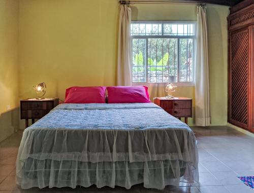 a bedroom with a large bed and a window at Casa Completa Concordia Andina Bien Ubicada Mérida in Mérida