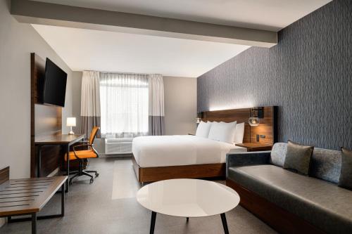 Four Points by Sheraton Columbus-Polarisにあるベッド