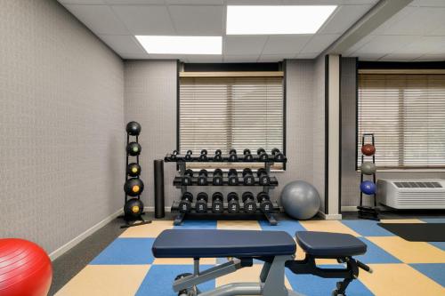 Four Points by Sheraton Columbus-Polarisにあるフィットネスセンターまたはフィットネス設備