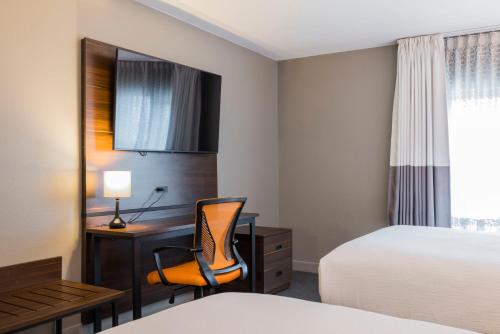 Four Points by Sheraton Columbus-Polarisにあるベッド