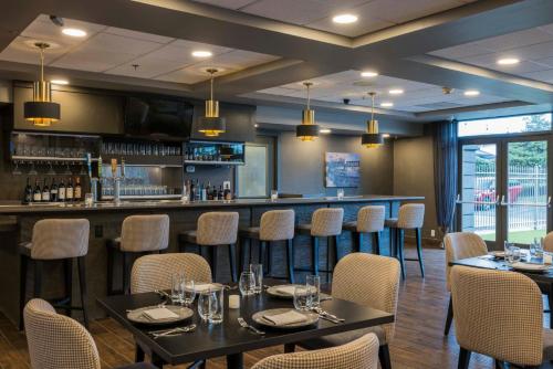 Four Points by Sheraton Columbus-Polarisにあるラウンジまたはバー