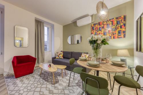 un salon avec une table et un canapé dans l'établissement Le Paname - Parking Gratuit - Clim - WiFi - Métro 9 - Paris Proche, à Montreuil