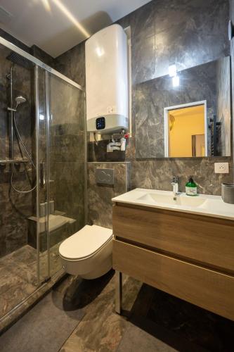 une salle de bain avec toilettes, lavabo et douche dans l'établissement Le Paname - Parking Gratuit - Clim - WiFi - Métro 9 - Paris Proche, à Montreuil