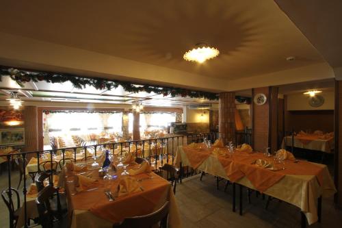 Un restaurante u otro lugar para comer en Hotel Bamby
