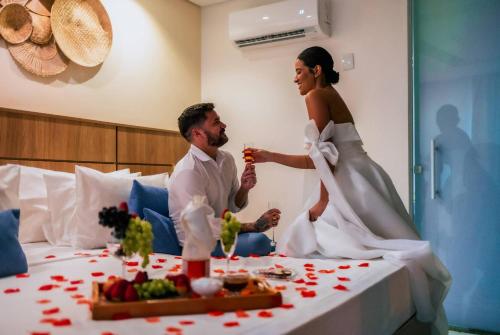 a bride and groom in a hotel room at Paradiso Corporate in Cabo Frio