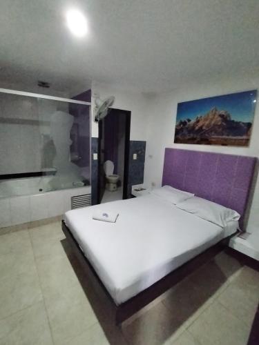 Una cama o camas en una habitación de Hotel Medellin Park