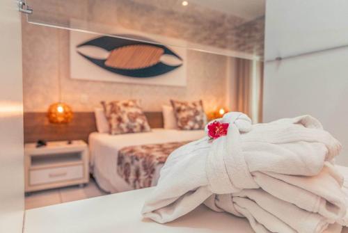 a hotel room with a bed and a towel at Hotel Paradiso del Sol in Cabo Frio