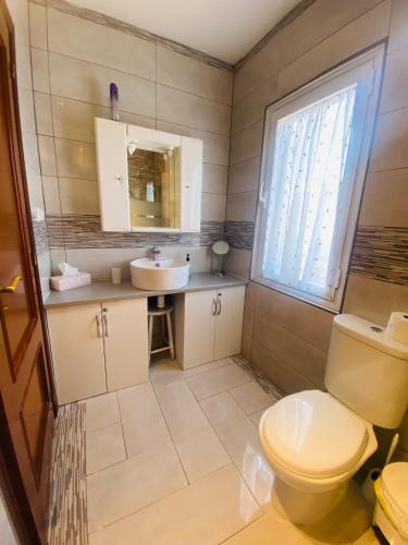 a bathroom with a toilet and a sink at Villa Bejeque & Barbecue in La Oliva