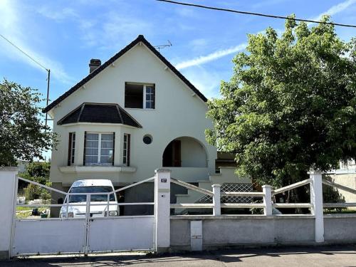 a white house with a fence in front of it at Charmante Maison avec Jardin à Troyes in Sainte-Savine