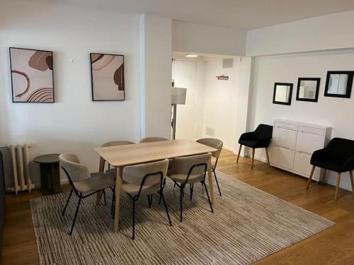 une salle à manger avec une table et des chaises dans l'établissement Appartement Quartier Grande Armée Paris 100 m2, à Paris