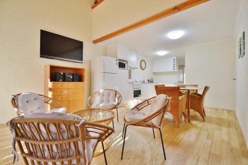 Η κουζίνα ή μικρή κουζίνα στο Palm Garden Apartment - KGA 17 Kalbarri, WA