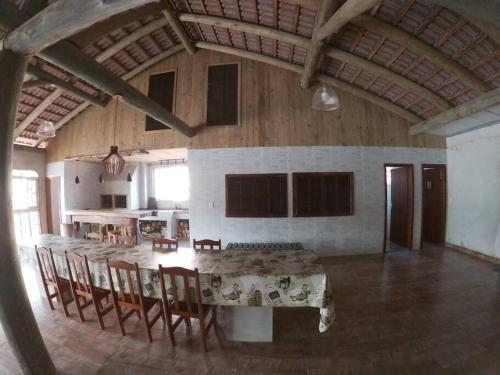 サン・フランシスコ・ド・スルにあるChácara Rota das Praias - Ubatuba - São Francisco do Sulの広いキッチン(テーブル、椅子付)