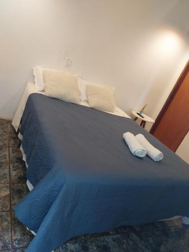 a blue bed with two white pillows on it at Casa da vanuze in Holambra