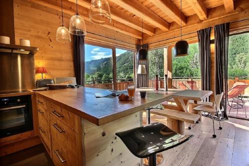 une cuisine avec un grand comptoir et une grande fenêtre dans l'établissement Chalet Prestige cheminée vue excep serrechevalierholidays, à Le Freyssinet