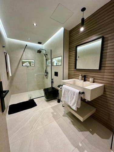 a bathroom with a sink and a shower at Centrico II Confort & Luxe au Centre in Tangier