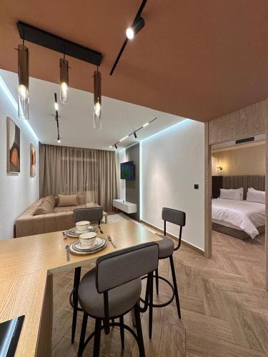 a living room with a table and a bed at Centrico II Confort & Luxe au Centre in Tangier